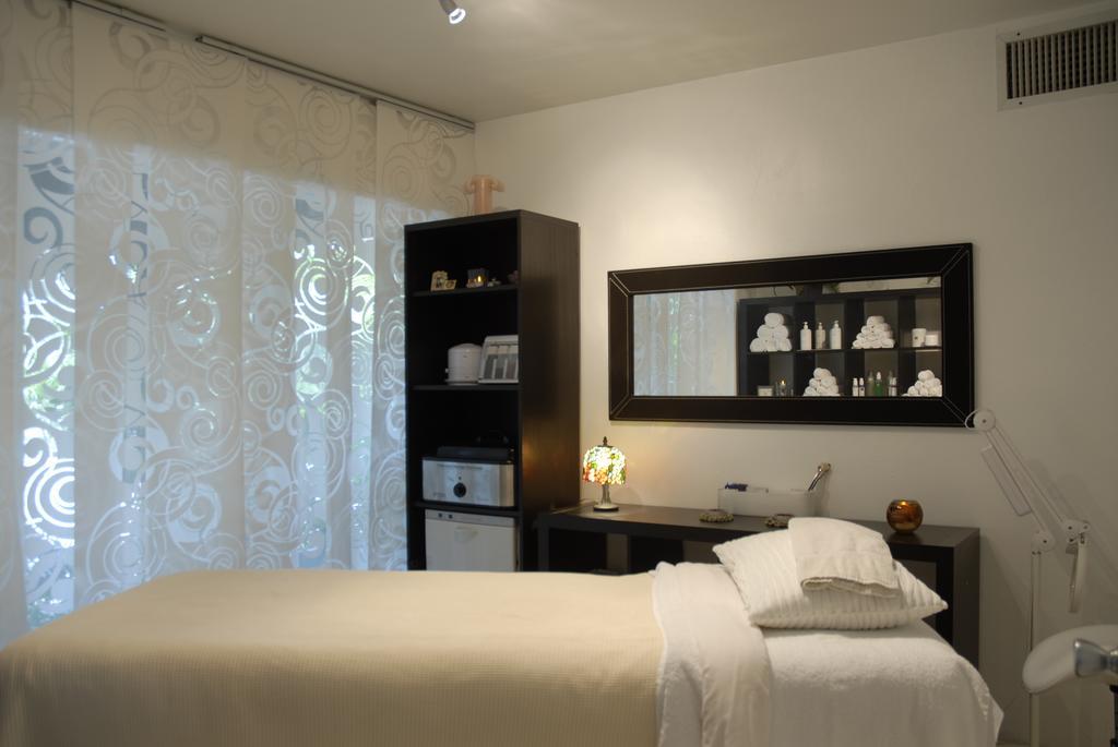 The Cabanas Guesthouse & Spa - Gay Resort Catering To Gay Men Oakland Park Exterior photo