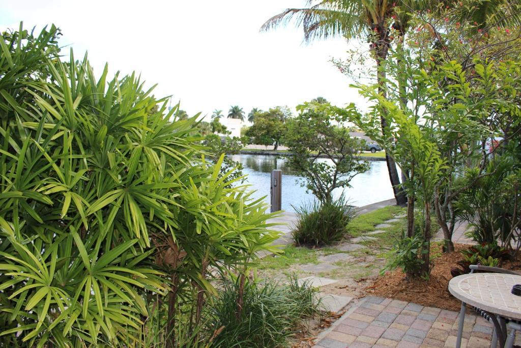 The Cabanas Guesthouse & Spa - Gay Resort Catering To Gay Men Oakland Park Exterior photo